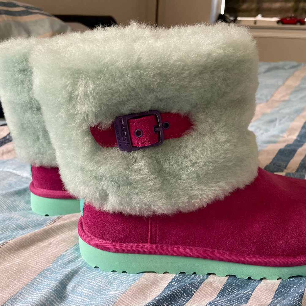 New in the Box! Ugg Boots Sz 4 big kids no box